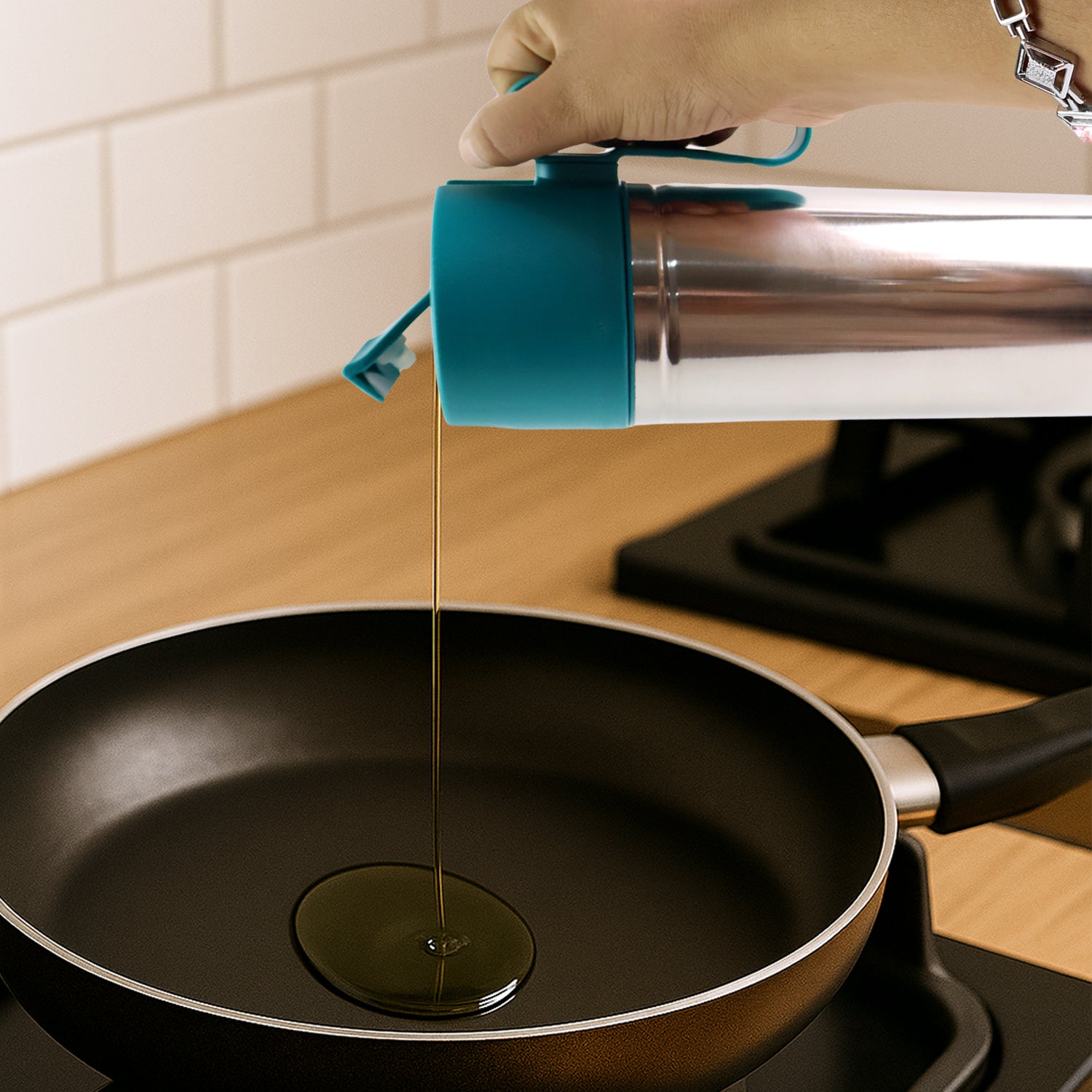 Supermom Stainless Steel Fresh Oil Pourer Bottle with Flip Lid and Handle Approx 1000ML (1 Pc) - Image 4