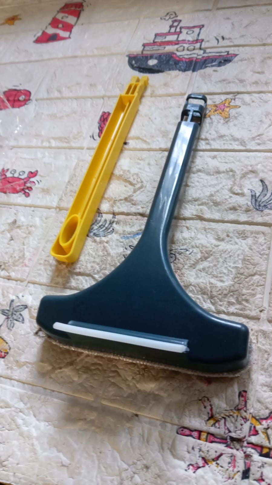 2-in-1 Mesh Cleaning Brush & Wiper with Extended Handle – Window Cleaner (1 Pc) - Image 6