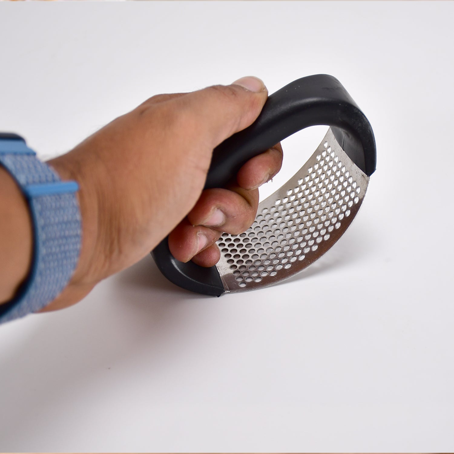 Stainless Steel Garlic Presser / Crusher (Multicolor) - Image 7