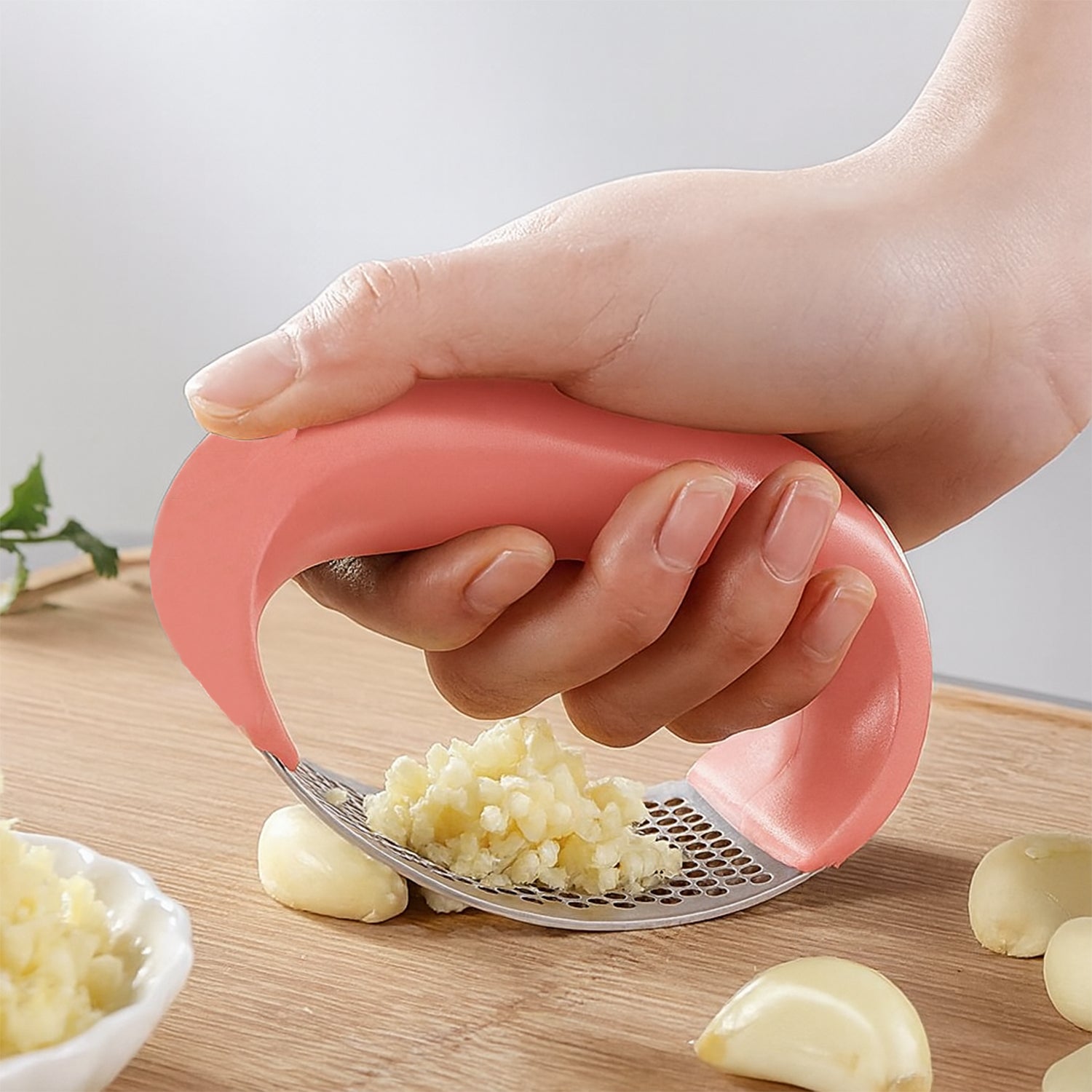 Supermom Premium Curve Garlic Press Crusher (1 Pc) - Image 7