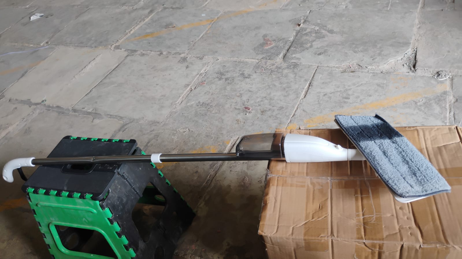 Floor Cleaning Spray Mop with Removable Washable Cleaning Pad - Image 9